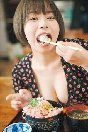 「炭水化物を食べても太らない体質」という謎理論のもとに昼食のネギトロ丼も満喫！撮影：鈴木ゴータ