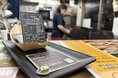 物価高騰の逆転策は“カードを焼く”!?8年間“配るだけ”だった函館の3坪たこ焼き店主が、初めて“売る”グッズ「たこ焼きトレカ」発売