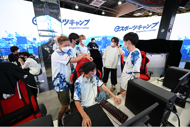 2022年に開催された「eスポーツキャンプ」にゲストとして来場したMOTHER3氏、Jasper氏と参加者がコミュニケーションをとっている様子。