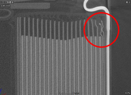 充放電試験後に不良になった二次電池をX線CTで内部構造を観察した写真。赤○部分の電極箔に乱れが見られる