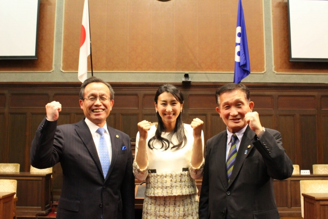 （左から）今井豊 議長、浅田舞さん、吉田利幸 副議長