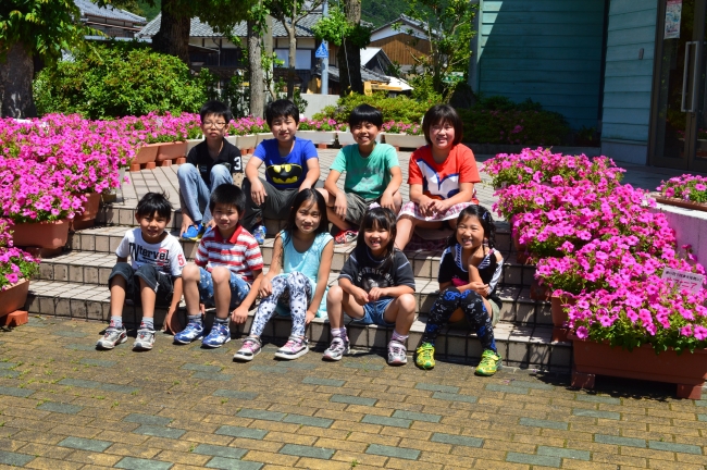 和歌山県・白浜町立安居小学校「大きく咲かせたサフィニアマックスと一緒に」