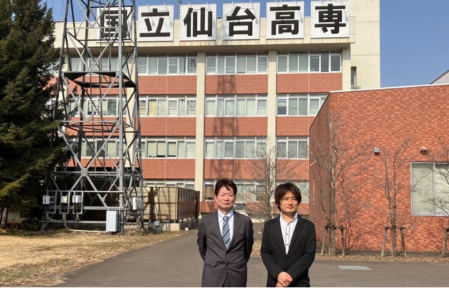 仙台高専の矢島副校長(左)とプロキッズ代表 原(右) 仙台高専の矢島副校長(左)とプロキッズ代表 原(右)