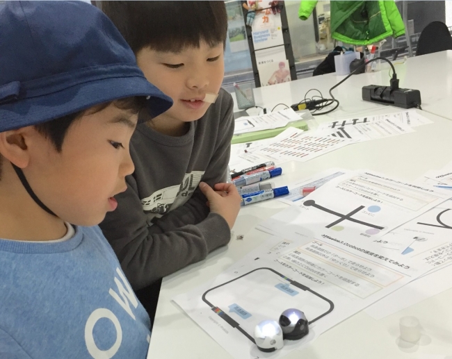 Ozobot(オゾボット)でプログラミングを学ぶ子どもたち（プロキッズの授業にて）