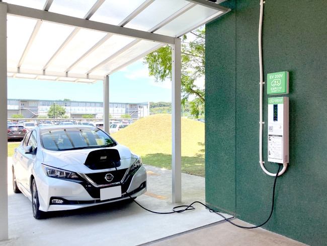 長崎国際大学内駐車場に設置されたエネチェンジEV充電サービスの充電スタンド