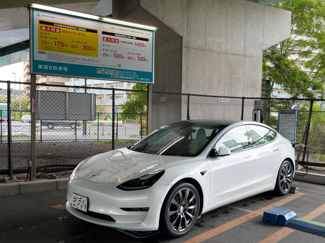 東京都江東区首都高高架下東雲B駐車場に設置された「エネチェンジEVチャージ」の充電スタンド
