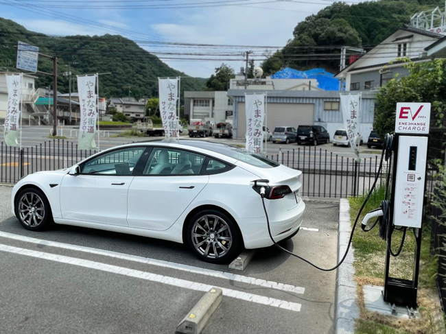 広島県尾道市の「道の駅クロスロードみつぎ」に設置された「エネチェンジEVチャージ」の充電スタンド