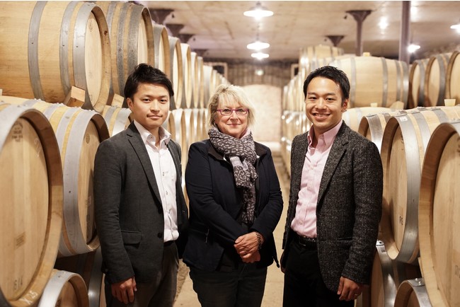 左：WAKAZE 杜氏 今井翔也。中央：ナディーヌ・ギュブランさん。右：WAKAZE CEO 稲川琢磨。