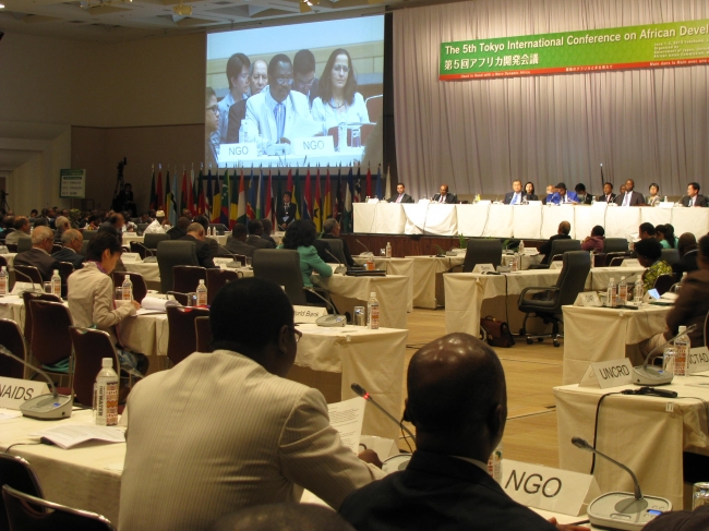 TICAD Vでは、「市民外交」の結果、アフリカのNGOが会議の中でポジションペーパーを発言しました。