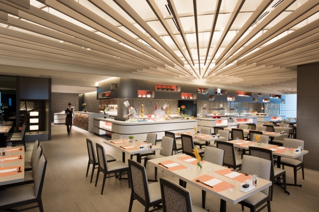 ランチブッフェを提供するブラッセリー「フローラ」。天井はクロマツをモチーフにするなど地域の特色をインテリアに取り入れたレストラン。
