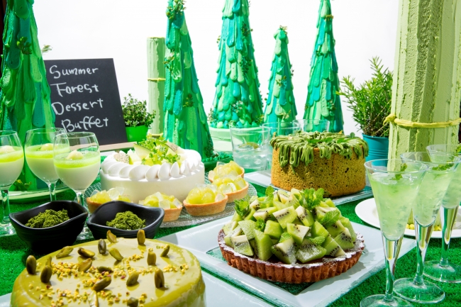 ハートチャクラとも呼ばれる第4チャクラの色「緑」をテーマに、緑色の食材を取り入れて生き生きとした夏の森を表現するデザートブッフェ。
