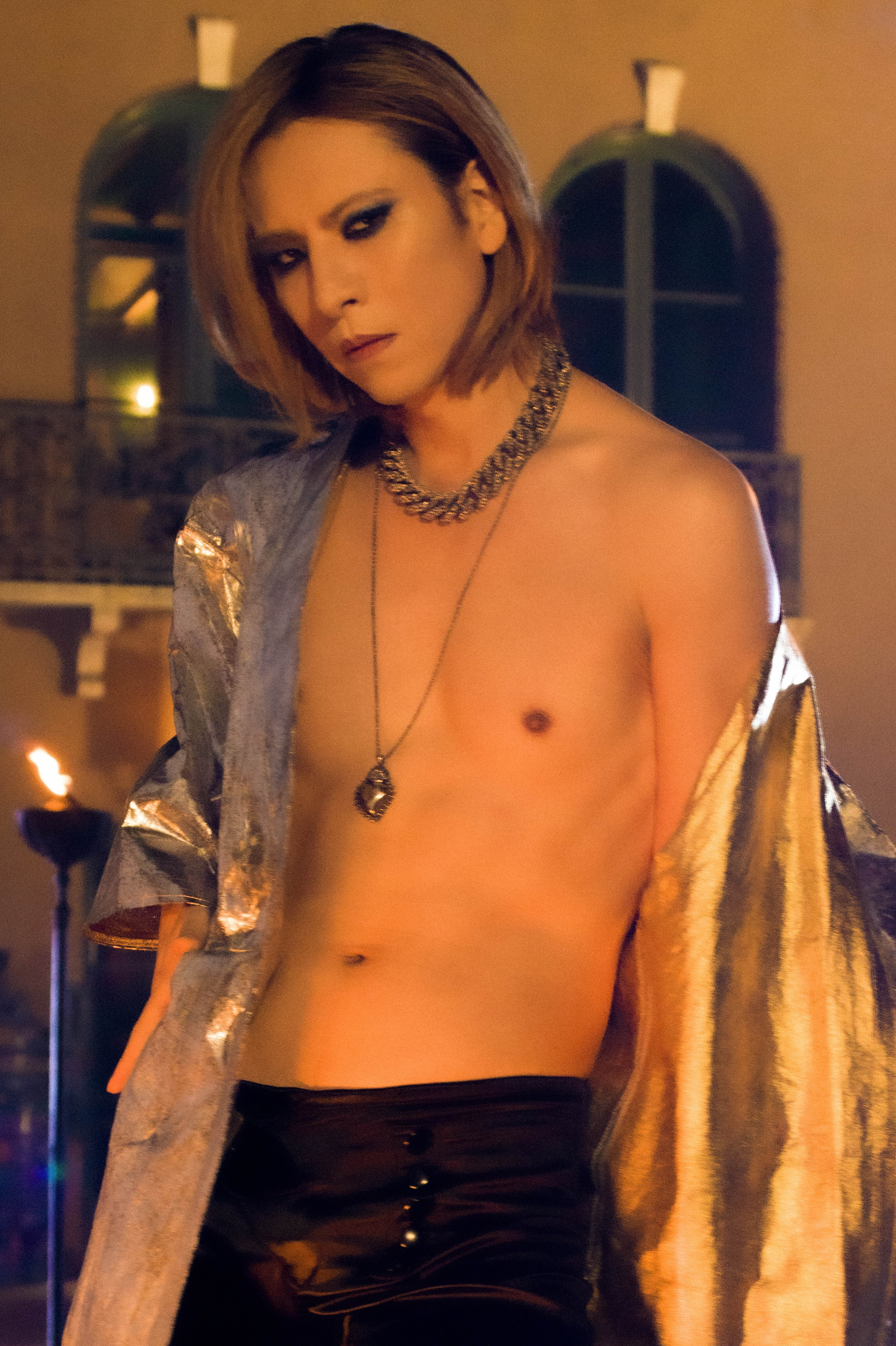 YOSHIKI、28年ぶりの写真集「XY」が、オリコン「写真集」部門で1位に