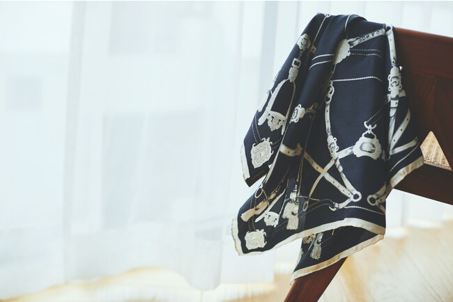 ミモレ別注・マニプリのシルクスカーフ（モノトーン）￥14300／ミモレストア