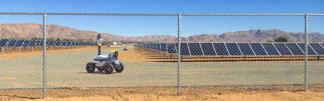 太陽光発電所を巡回警備するロボット