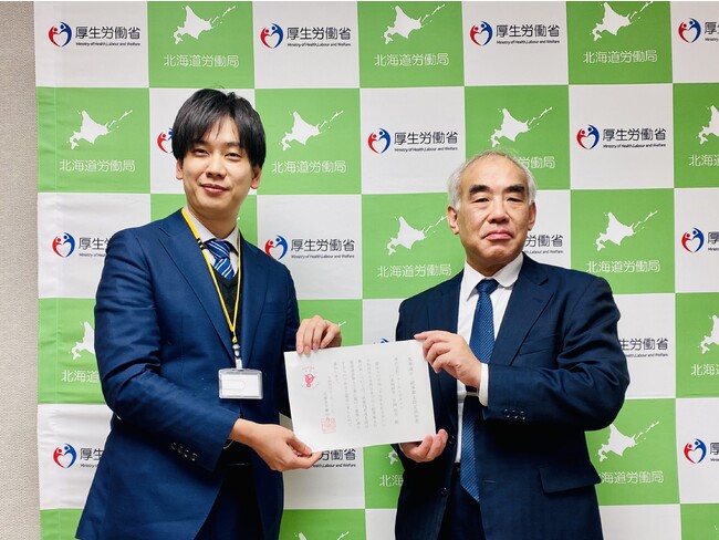 1月26日の交付式にて、北海道労働局長の友藤智朗氏から認定証を受け取る当社代表の宮副俊彦(左) 1月26日の交付式にて、北海道労働局長の友藤智朗氏から認定証を受け取る当社代表の宮副俊彦(左)