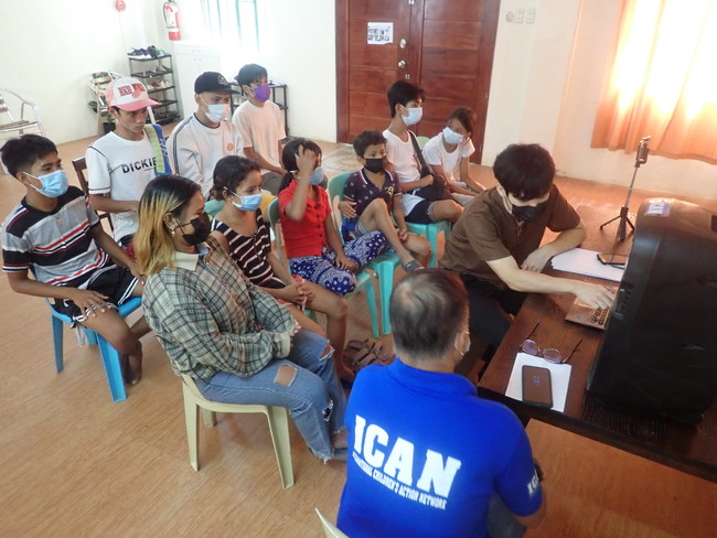 ▲オンライン交流会（10月に全3回実施）に参加するフィリピンの路上で生活する子どもたち