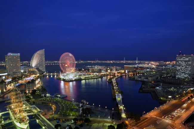 ホテル内からの海側の夜景