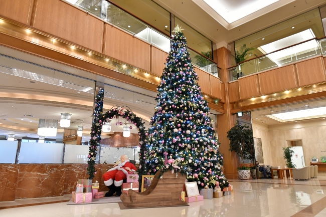 ロイヤルパークホテル 都内ホテルトップクラスの高さ 6 5mの令和慶祝カラーで彩られた クリスマスツリーが登場 株式会社ロイヤルパークホテル のプレスリリース