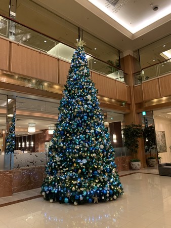 ロイヤルパークホテル 清らかなブルーの高さ6 5mのクリスマスツリーがロビーに登場 12 1からクリスマス Atなども販売 株式会社ロイヤルパークホテルのプレスリリース