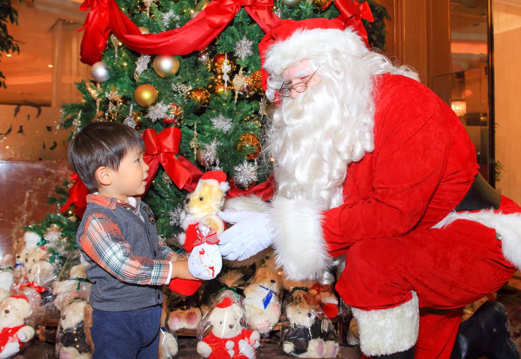 ロイヤルパークホテル クリスマスサプライズ サンタに会える 毎年大好評の ミートザサンタ イベント 株式会社ロイヤルパークホテルのプレスリリース