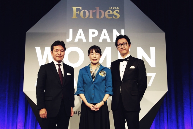 『Forbes JAPAN WOMEN AWARD 2017』授賞式の様子 （左から：Forbes JAPAN 編集長 高野 真 ／ 特別ゲスト 山崎 直子 氏 ／ LiB 代表取締役 松本洋介）