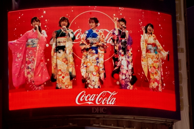 渋谷カウントダウンだけのためにアレンジされた「コカ・コーラ」のイメージソング「世界はあなたに笑いかけている～New Year ver.～」を披露