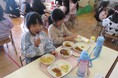 【加須市】食べると思わずニッコリ(^▽^)/「笑うかぞには福来る」ロゴマーク入りコロッケも初登場！加須市民の日給食を実施します