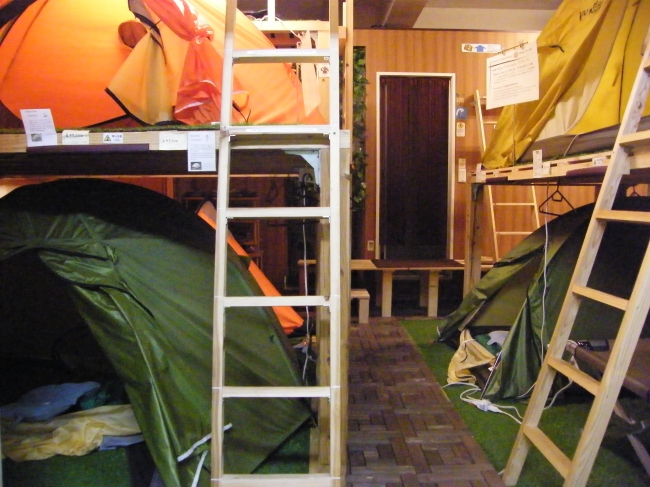 日中は登山用のテントのショールームを兼ねる宿泊スペース