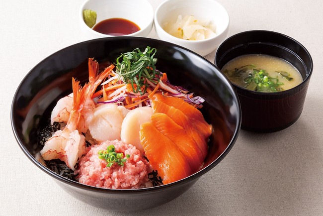 北海道産帆立貝柱入り 4種の彩り海鮮丼（味噌汁・漬物付き）