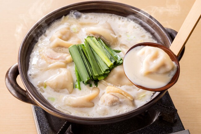水餃子とお好みの野菜を煮込んで博多のご当地グルメ“炊き餃子風”に 水餃子とお好みの野菜を煮込んで博多のご当地グルメ“炊き餃子風”に