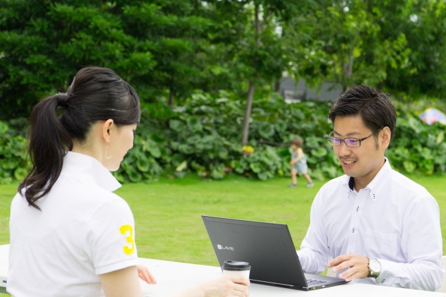 芝生の上での会議は自然と会話も弾む