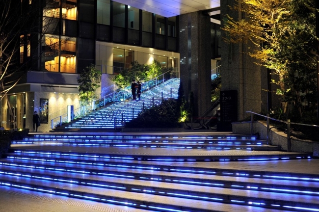 青のライトが印象的な大階段（写真：イメージ）