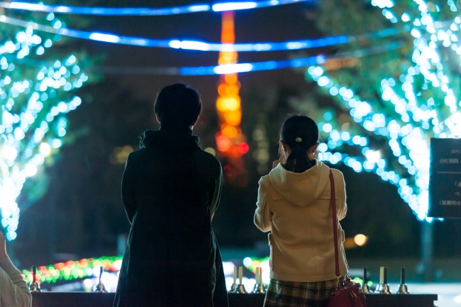 色とりどりに変わるイルミネーションと東京タワーのセットは来場者を魅了します。