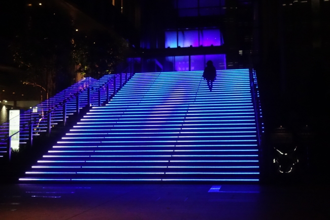 大階段に展開される10パターンもの光の煌めき