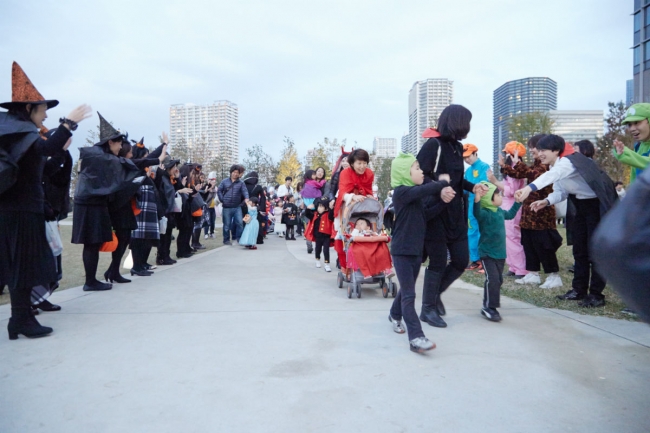 参加者全員で会場を練り歩く仮装パレード（昨年の様子）