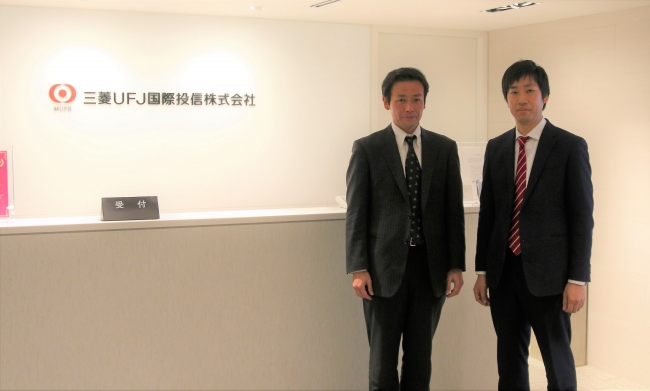 三菱UFJ 国際投信㈱の村山 智輝 氏（左） と開発を担当されたアイエックス・ナレッジ㈱の平岡 俊彦 氏（右）
