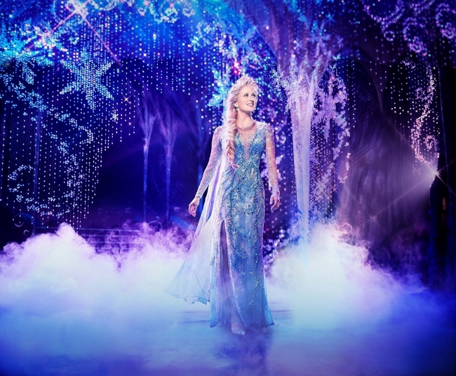 （参考）『アナと雪の女王』ブロードウェイ公演 Caissie Levy as Elsa in FROZEN on Broadway Photo by Saint