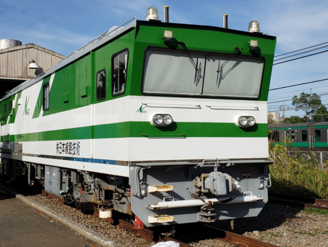 レール内の傷を検査する保守用車