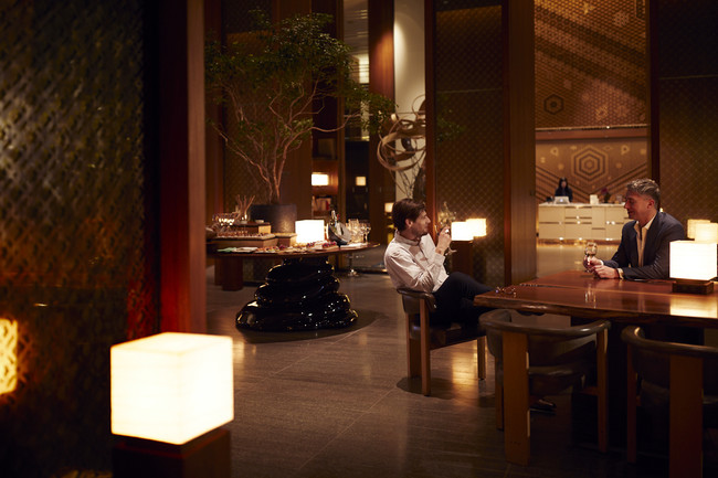 Andaz-Tokyo-Lounge with Guests