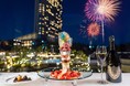 花火を観ながら、いちごパフェ＆ドンペリ飲み放題。大晦日だけの贅沢で特別なマリアージュ。