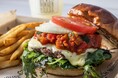 かぶりつけば、辛ウマ爆発。【食べログ ハンバーガー 百名店2024】The BEACH BURGER HOUSE「スパイシーラタトゥイユバーガー」夏限定販売