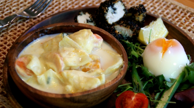 スーパーフードランチはキヌアやチアシードを使用