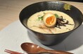 京都・宮川町の完全紹介制名店「鶏鍋珍」が昼営業を開始。11時よりカウンター3席限定、“比内地鶏100％”の鶏白湯ラーメンを提供