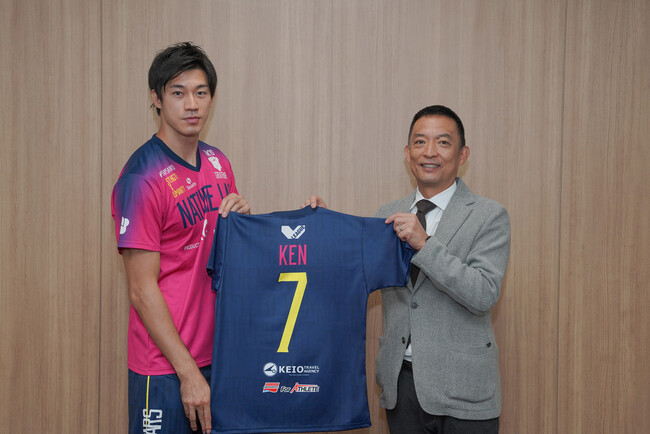 長谷部健 渋谷区長へ「KEN」の名前入りユニフォームを贈呈。 「7」はファンやサポーターを意味する背番号に位置付けている 長谷部健 渋谷区長へ「KEN」の名前入りユニフォームを贈呈。 「7」はファンやサポーターを意味する背番号に位置付けている
