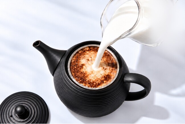 ミルクで抽出するカフェオレ専用急須、常滑焼職人とバリスタが共同開発