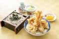 【創業50余年の伝統×圧倒的ボリューム】札幌の老舗「ごまそば遊鶴」全店にて、大海老3本×鶏天2個がそびえ立つ『海老・鶏ダブル天丼セット』を11月1日（日）より期間限定販売