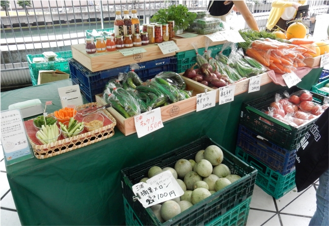 地採れ野菜や果物、加工品が並ぶ「神奈川ファーマーズマーケット」