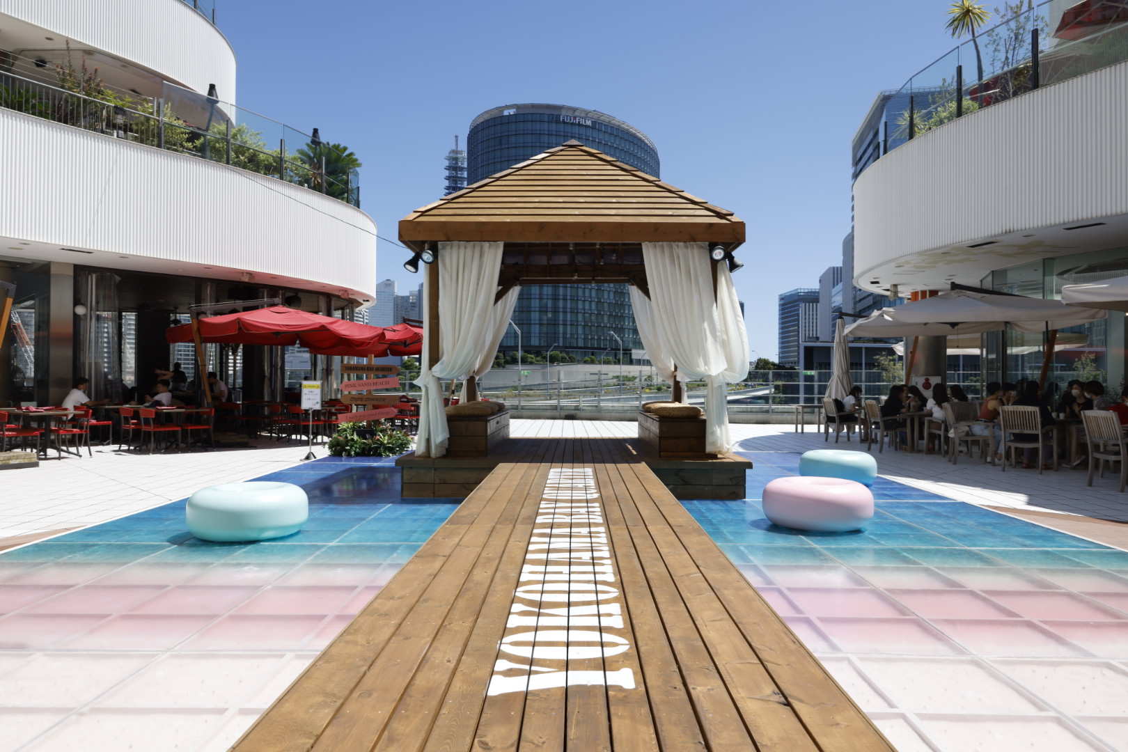 カリブ海のビーチをイメージした ピンクの砂浜 が横浜に出現 横浜ベイクォーター Pink Sand Beach ピンクサンドビーチ 横浜ダイヤビルマネジメント株式会社のプレスリリース