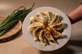 東京・神保町の超人気店「餃子の肉太郎」プロデュースのしりうちにら「北の華」を使った新作餃子「韮華餃子」をリリース！