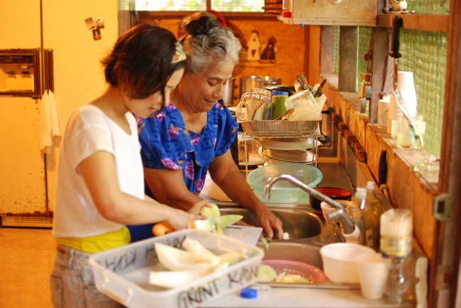 ミクロネシア連邦・コスラエ島でミチコばあちゃんからスープの作り方を習う中村優さん